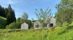 Das Ferienhaus am früheren Seilerhansenhof im Mai, der Garten ist bunt mit Blumen