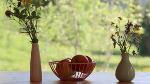 Auf dem Esstisch steht eine Vase und eine Obstschale, Ferienhaus am früheren Seilerhansenhof, Furtwangen, Urlaubsarchitektur