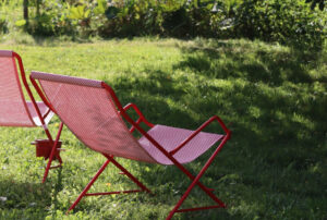 zwei rote Gartenstühle im Garten, Seilerhansenhof