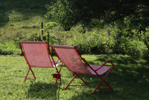 zwei rote Gartenstühle im Garten, Seilerhansenhof