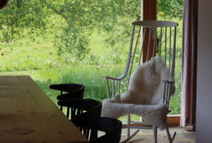 Schaukelstuhl mit Blick in den Garten, Seilerhansenhof